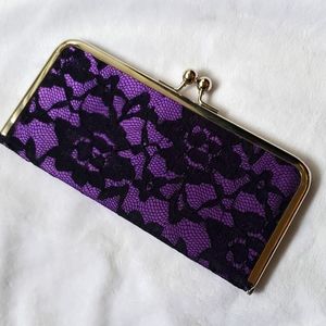 Kiss clasp wallet